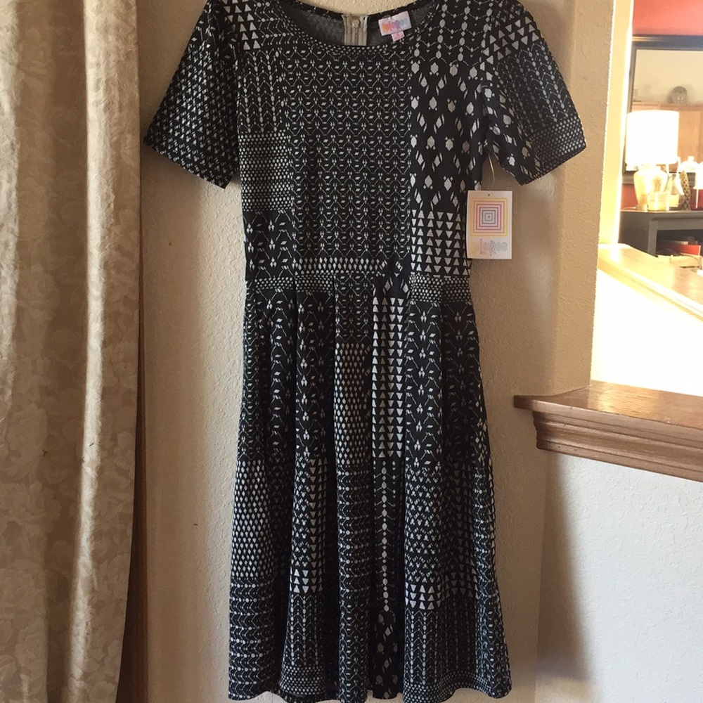 SMALL NWT LULAROE AMELIA